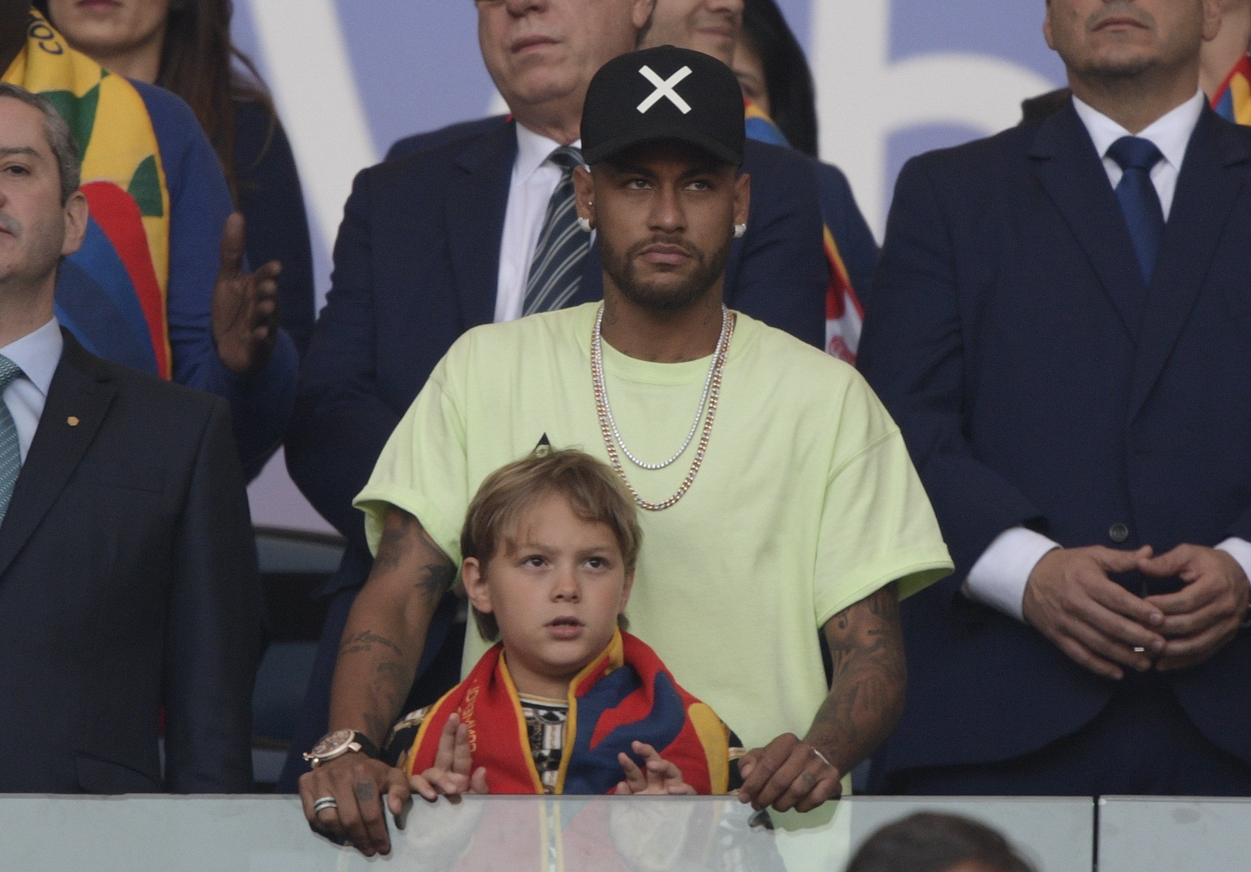 Neymar junto a su hijo David Lucca da Silva en el palco del estadio Maracaná. (Foto Prensa Libre: AFP)