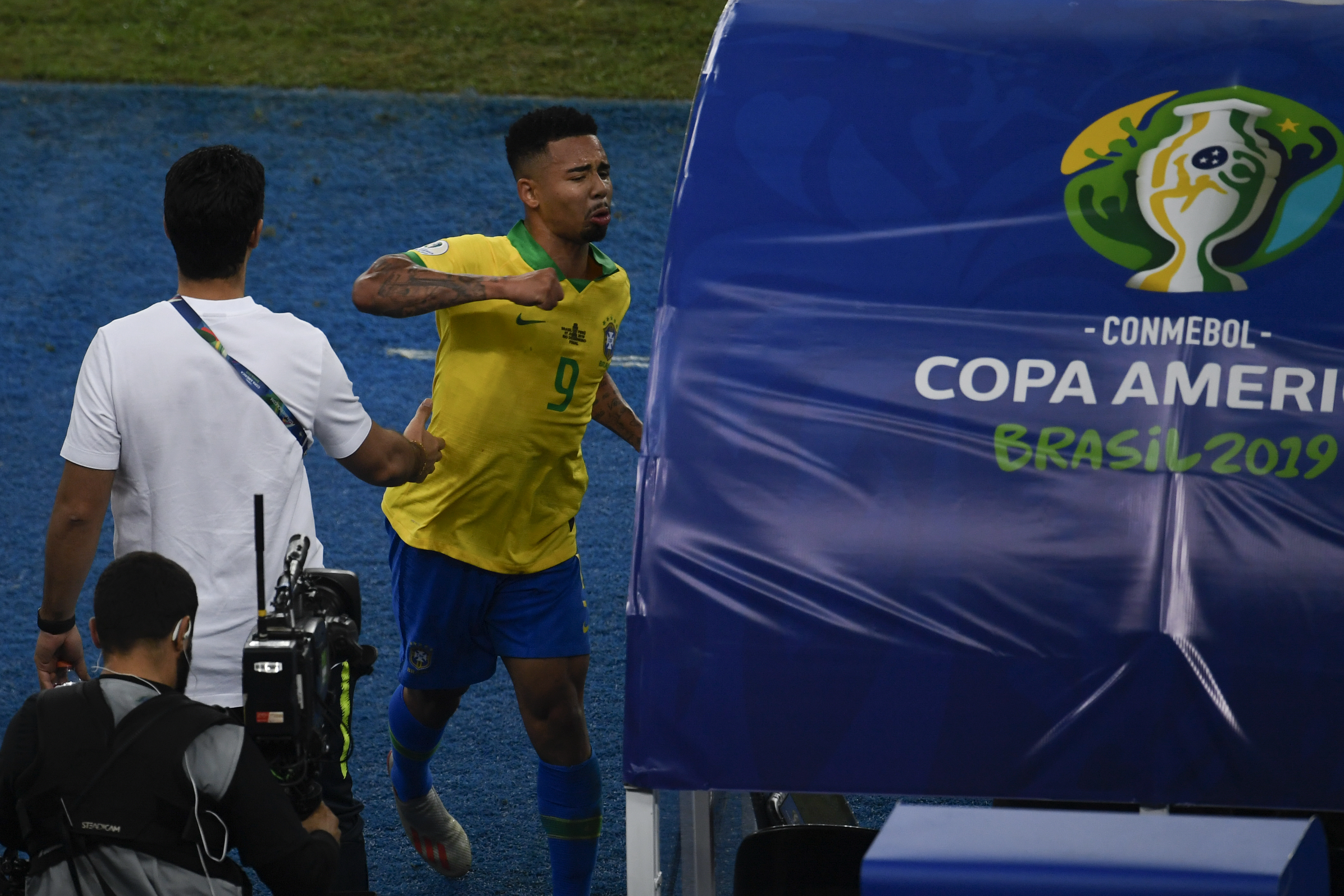 Gabriel Jesus desató su furia después de ser expulsado por doble amarilla en la final de la Copa América 2019. En la imagen golpea el banquillo del cuarto árbitro, después le pegó a la caseta del VAR. (Foto Prensa Libre: AFP)