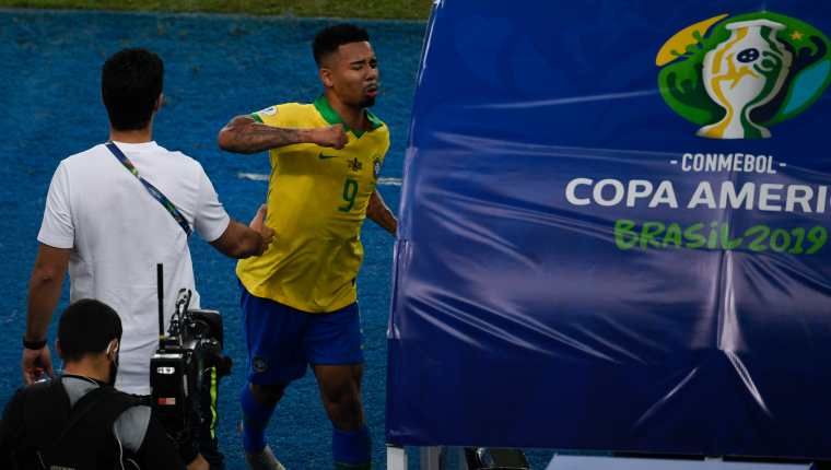 Gabriel Jesus desató su furia después de ser expulsado por doble amarilla en la final de la Copa América 2019. En la imagen golpea el banquillo del cuarto árbitro, después le pegó a la caseta del VAR. (Foto Prensa Libre: AFP)