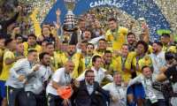 Players of Brazil celebrate with the trophy after winning the Copa America after defeating Peru in the final match of the football tournament at Maracana Stadium in Rio de Janeiro, Brazil, on July 7, 2019. (Photo by CARL DE SOUZA / AFP)