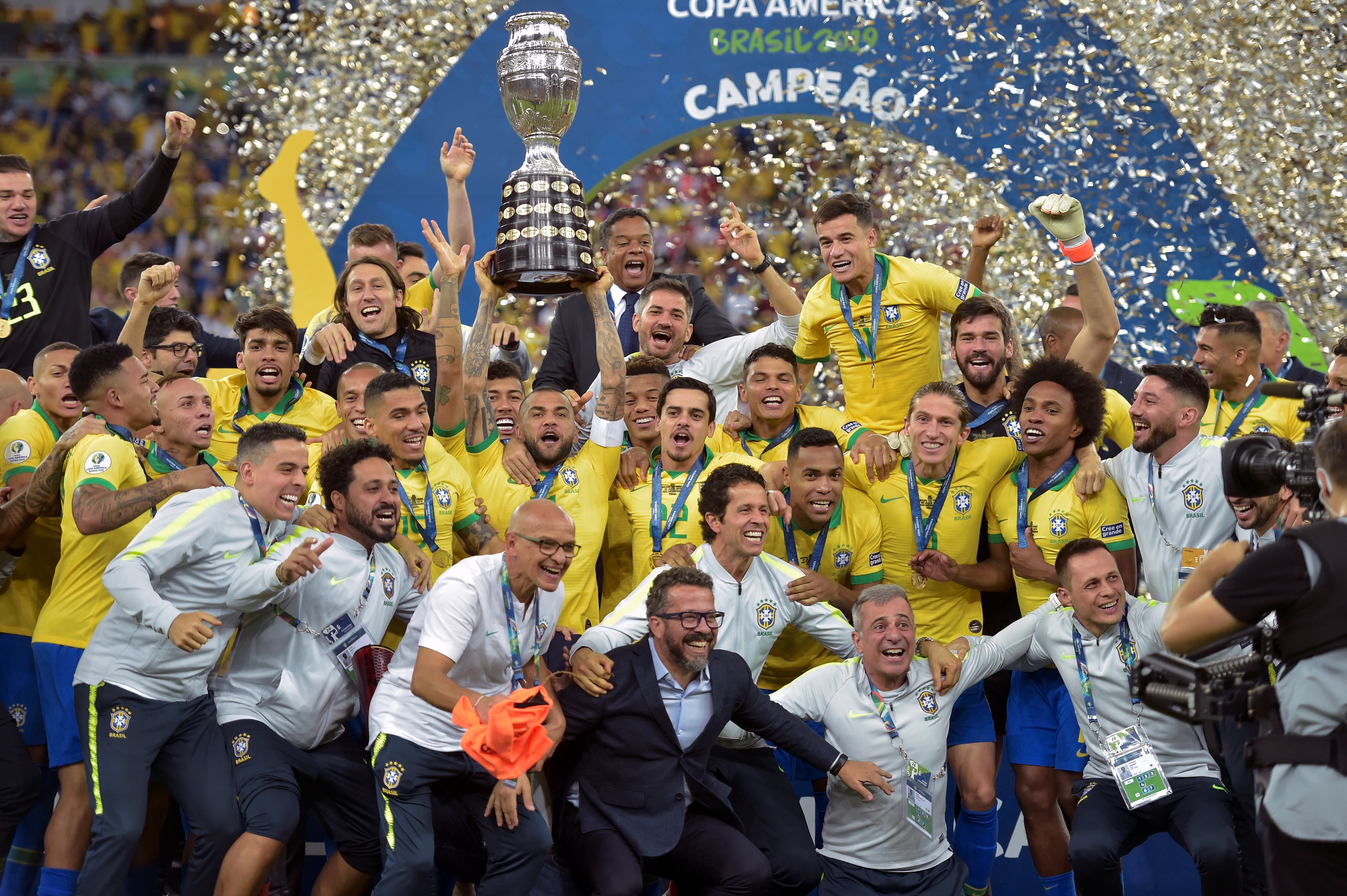 Dani Alves levanta el trofeo de campeones de la Copa América 2019. (Foto Prensa Libre: AFP) 