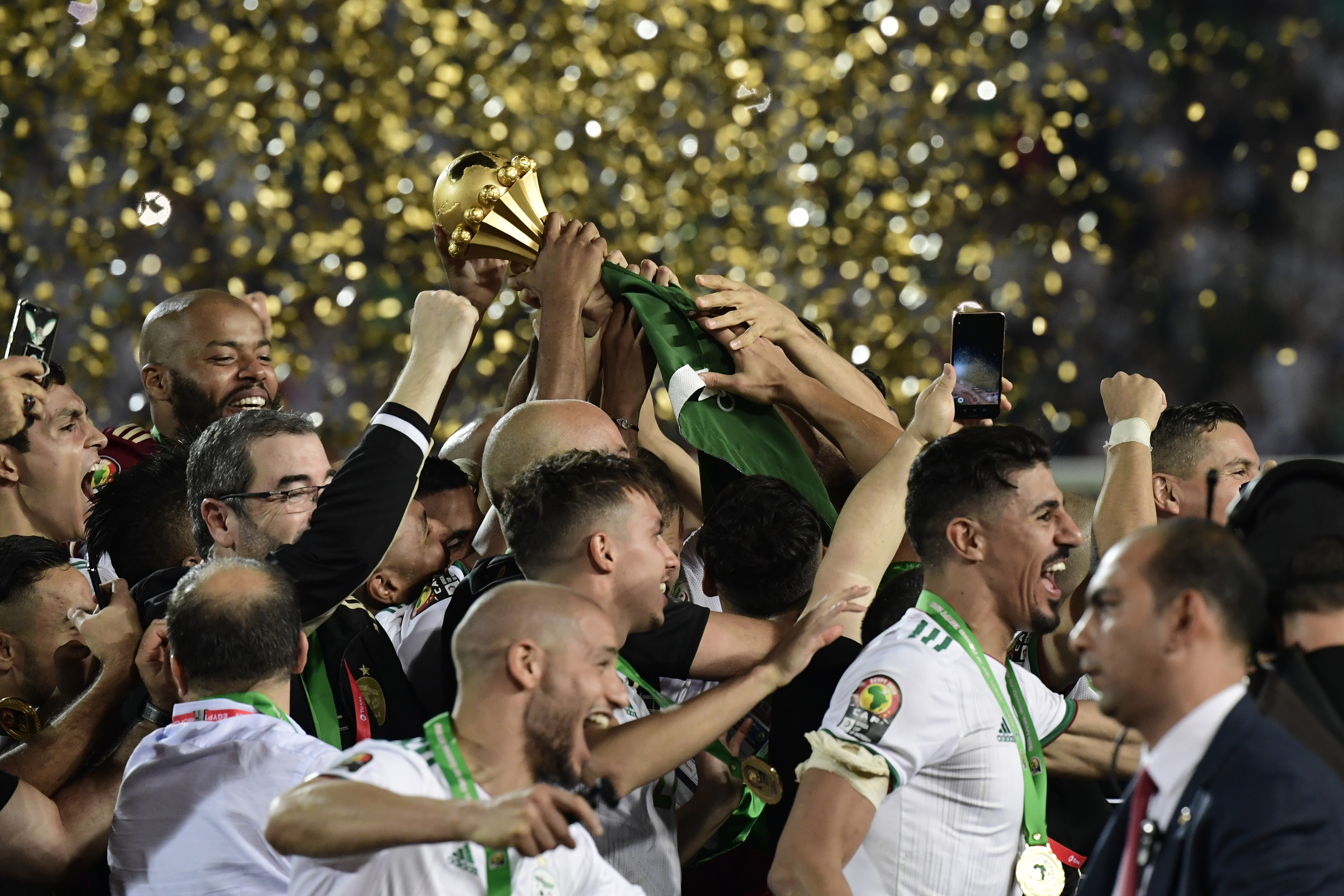 Los jugadores de Argelia celebran el título del CAN 2019 después de vencer a Senegal en la final. (Foto Prensa Libre: AFP) 