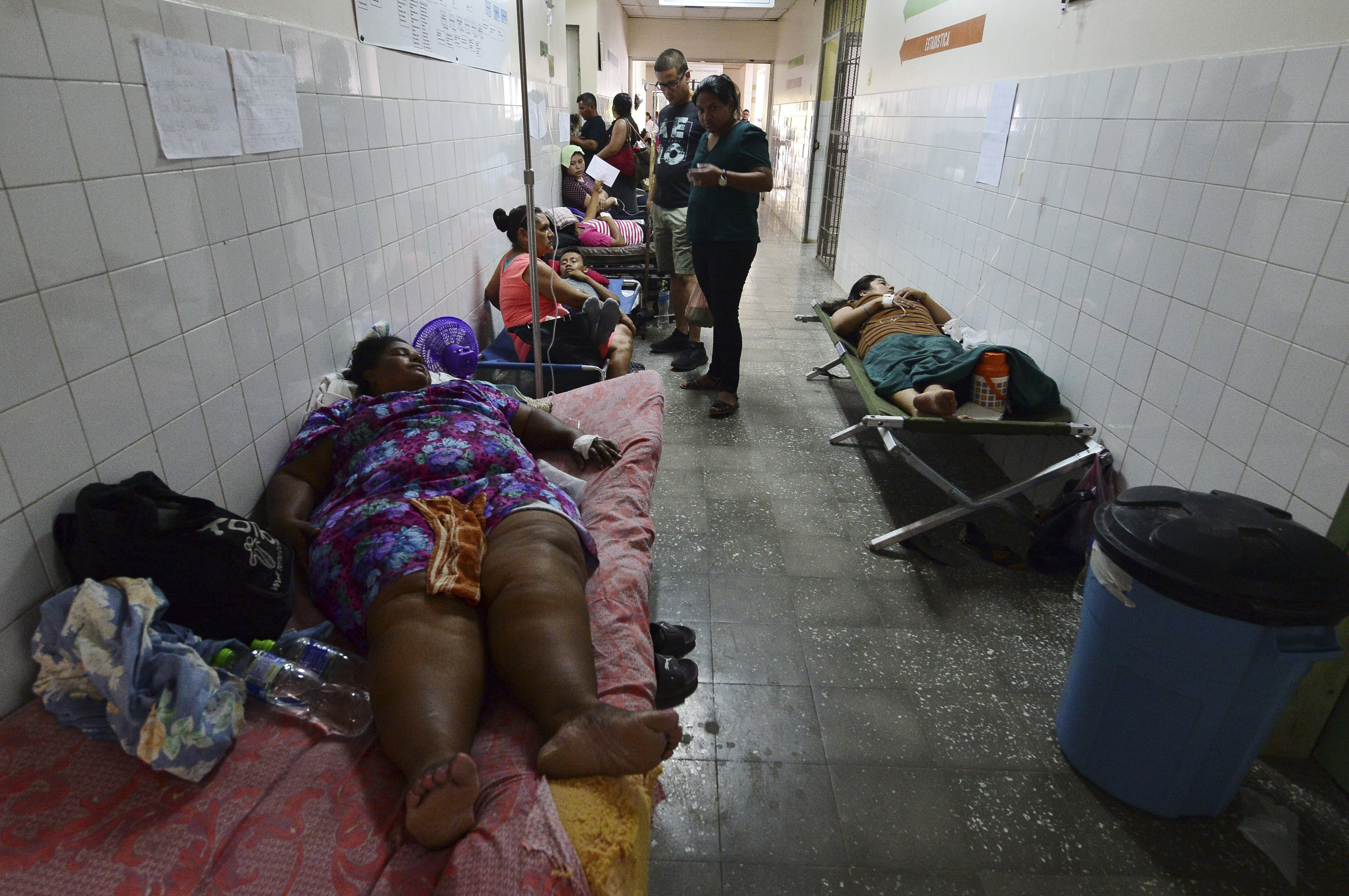 La emergencia es tan grande que algUnos pacientes se encuentran en los pasillos de los hospitales. (Foto Prensa Libre: AFP)