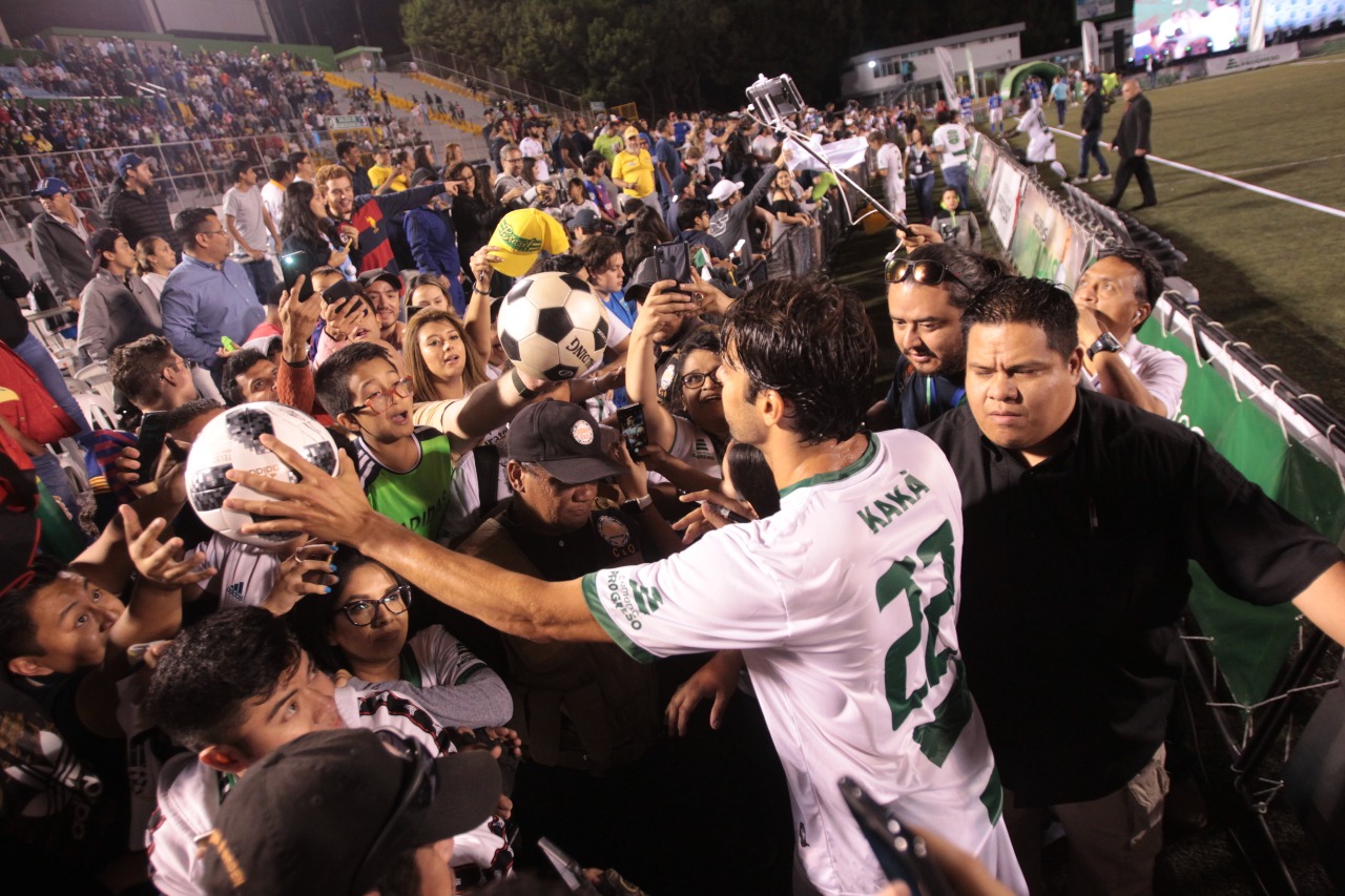 Los aficionados compartieron con Kaká. (Foto Prensa Libre: Norvin Mendoza)