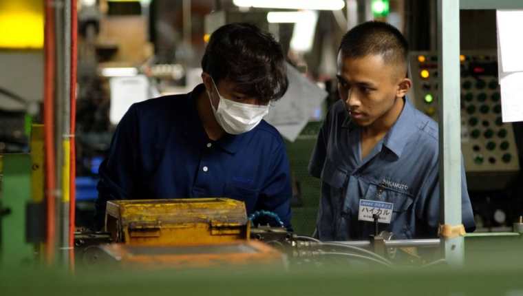 La incorporación de extranjeros a la fuerza laboral en Japón es crucial para reducir el déficit de trabajadores.