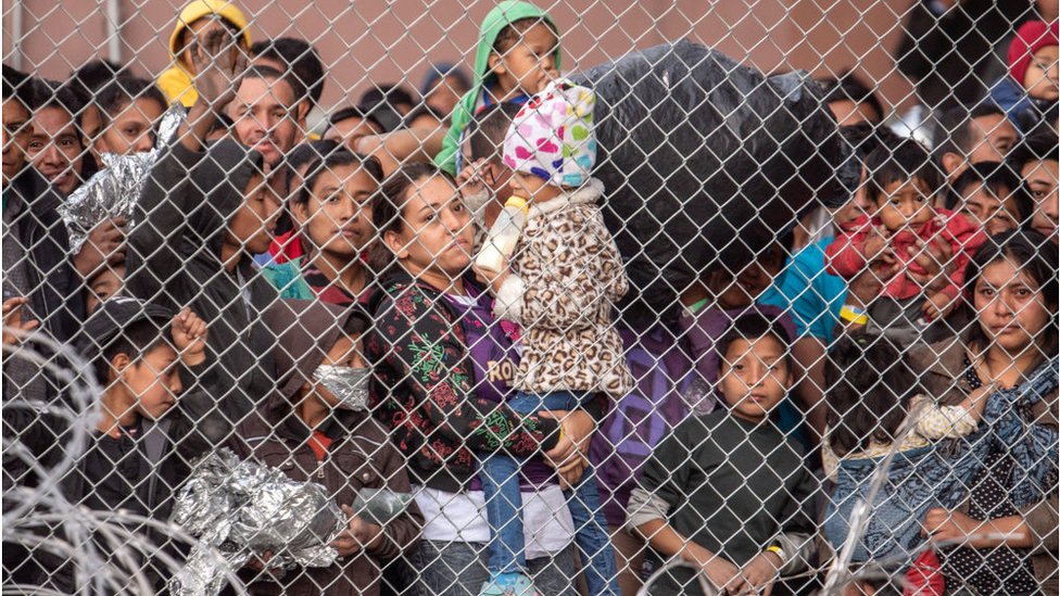 Migrantes en un centro de detención provisional en El Paso, Texas, en marzo. Foto:GETTY IMAGES