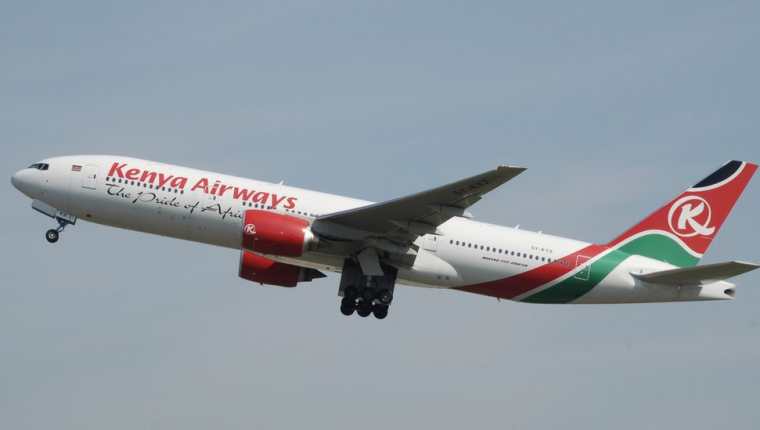 Se cree que el hombre cayó de un avión de Kenya Airways que volaba el domingo desde Nairobi a Londres.