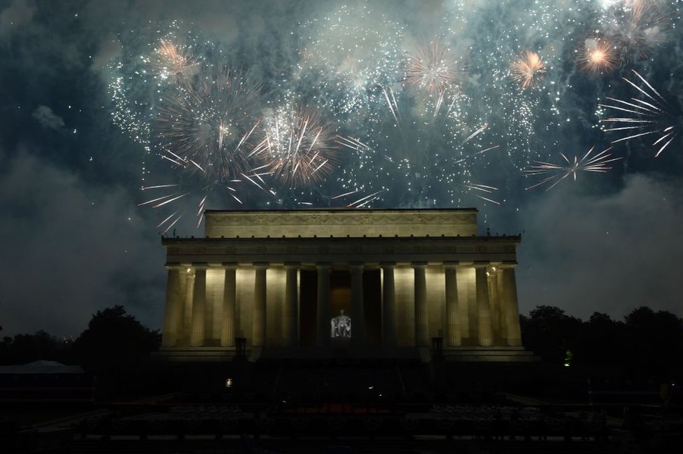 La celebración incluyó un espectáculo militar, acrobacias de aviones y fuegos artificiales.