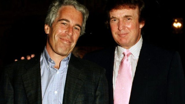 Fotografías de Epstein junto a destacados empresarios o incluso miembros de la realeza eran comunes, como ésta con Donald Trump, en 1997.