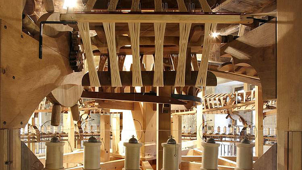Detalle de las extraordinarias máquinas con las que se hacían los hilos de seda en Piemonte, que John Lombe plagió.