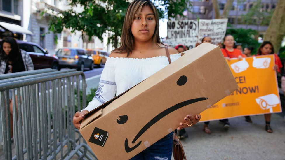 Amazon Prime Day: el día que causa furor entre los compradores y protestas de algunos de los empleados del gigante de las compras en línea