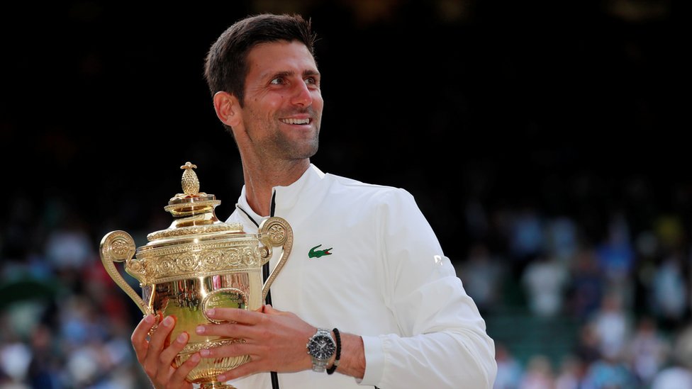 Novak Djokovic (en la imagen) se impuso a Roger Federer en la final de Wimbledon. (Foto Prensa Libre: Reuters)