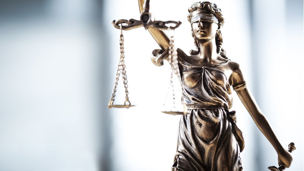 La Justicia quizá sea ciega, pero los jueces son humanos. Foto:Getty Images