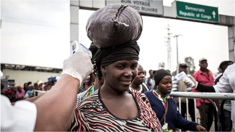 Los intentos para combatir la enfermedad incluyen la revisión de personas que llegan a otros países procedentes de R.D. Congo.
