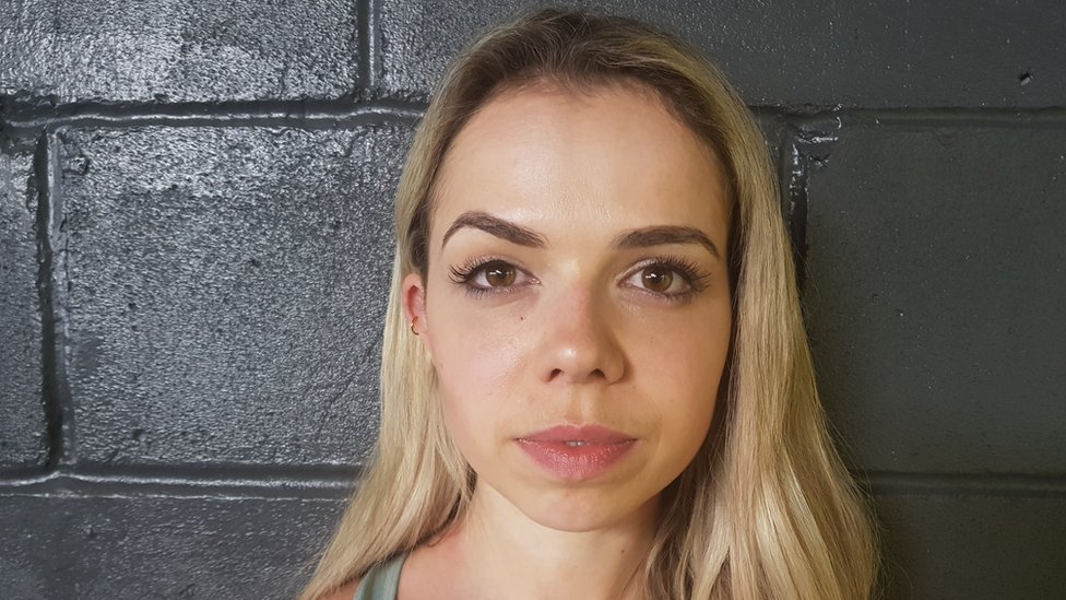 Naomi Macarthur dice que tras la cirugía estética, comenzó a sufrir "síntomas espantosos". (Foto Prensa Libre: BBC)