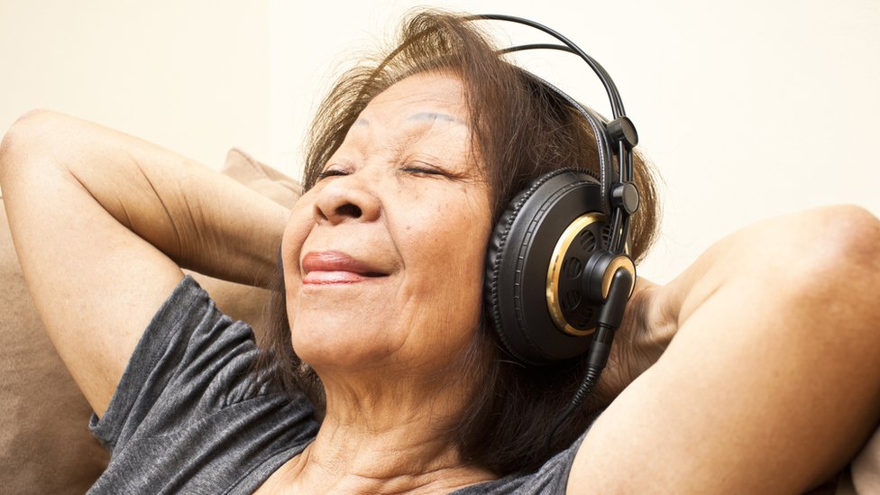 La música enciende la región emocional del cerebro, dicen los expertos. (Foto Prensa Libre: Getty Images)