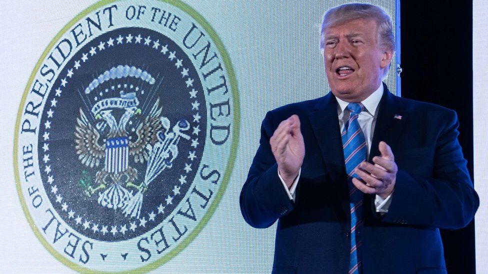 El tradicional escudo presidencial apareció con dos cabezas en el águila y palos de golf en una de las garras. Foto:Getty Images
