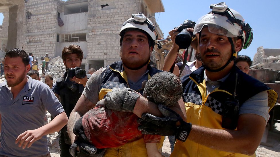 Miembros del equipo de defensa civil de Siria, conocidos como cascos blancos, rescataron vivo a un niño que resultó herido durante un bombardeo de Rusia en la provincia de Idlib.