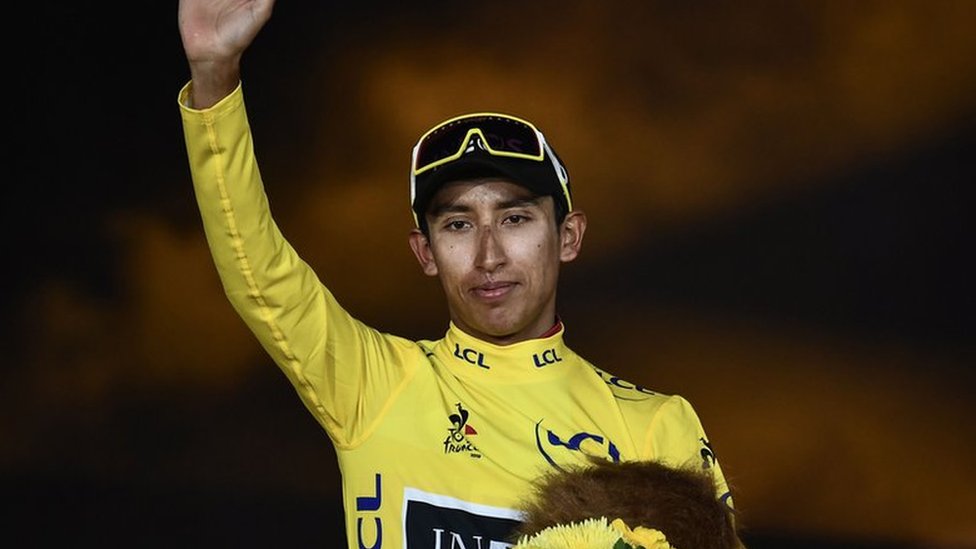 Egan Bernal de amarillo en el podio de París, al final del Tour de Francia. Para muchos, el mayor triunfo en la historia del deporte colombiano. (FOTO: AFP)