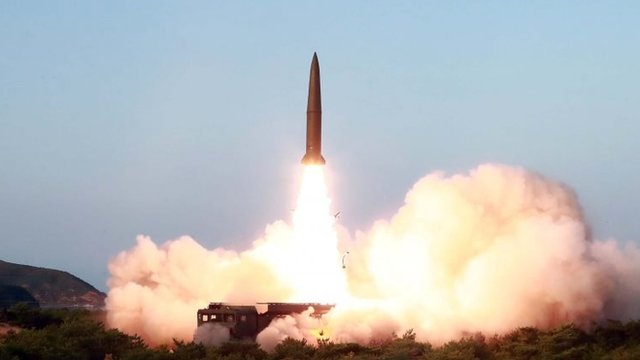 En la imagen, sin fecha ni lugar especificado y proporcionada el pasado 26 de julio por la agencia de noticias de Corea del Norte, KCNA, se observa el lanzamiento en un misil.