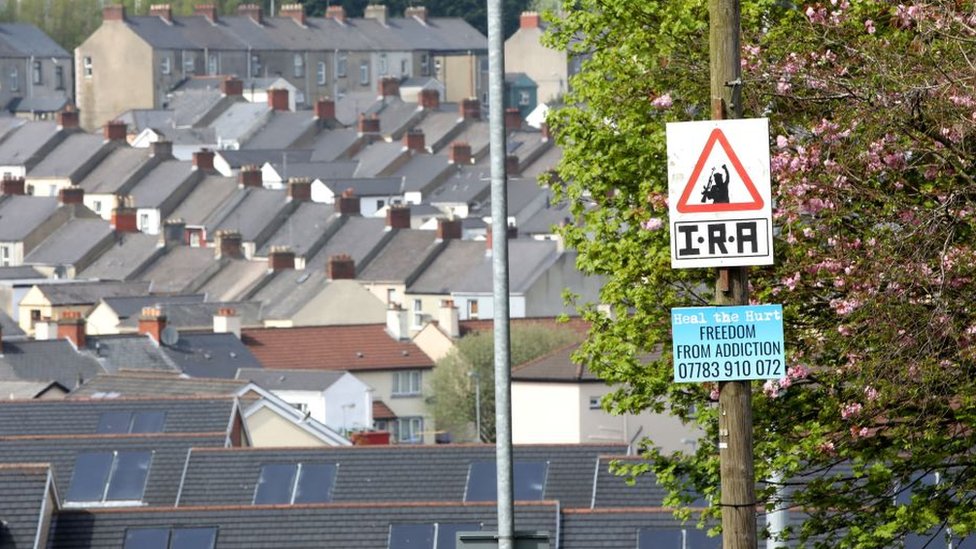 En las calles de Londonderry (o Derry) se pueden ver pintadas o carteles a favor del IRA. Foto;AFP