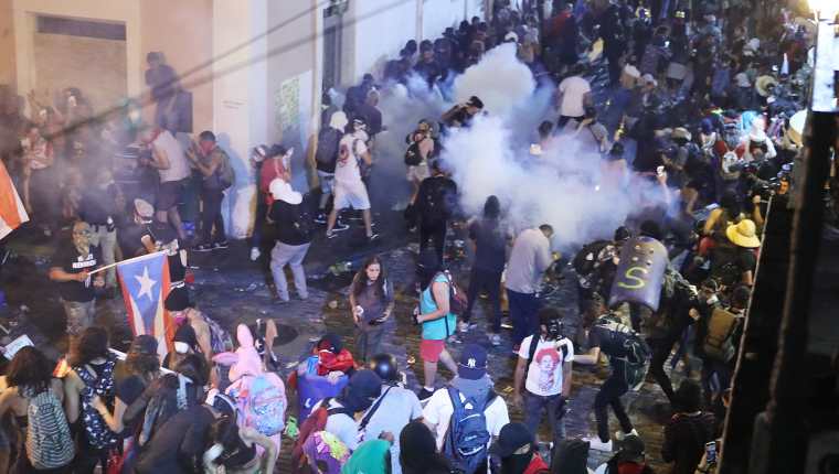 Policía lanza gas lacrimógeno a manifestantes que exigen la renuncia de Ricardo Rosselló, gobernador de Puerto Rico. (Foto Prensa Libre: AFP)