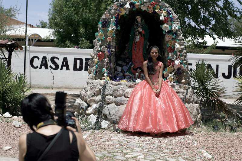 Melany junto a una imagen de la Virgen de Guadalupe en la Casa del Migrante en Ciudad Juárez. (Foto Prensa Libre: Cortesía Xinhua).