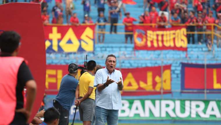 El entrenador argentino Horacio Cordero considera que los rojos pueden clasificar a la siguiente ronda. (Foto Prensa Libre: Francisco Sánchez)