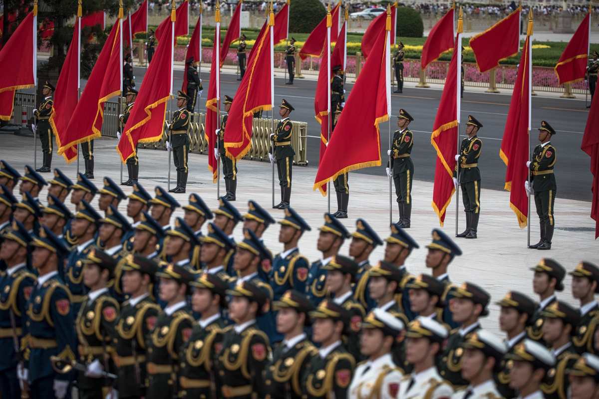 Foto de archivo que muestran a soldados del ejército chino mientras participan en un acto protocolario. El ejército de ese país es uno de los más grandes del mundo. (Foto Prensa Libre: EFE)