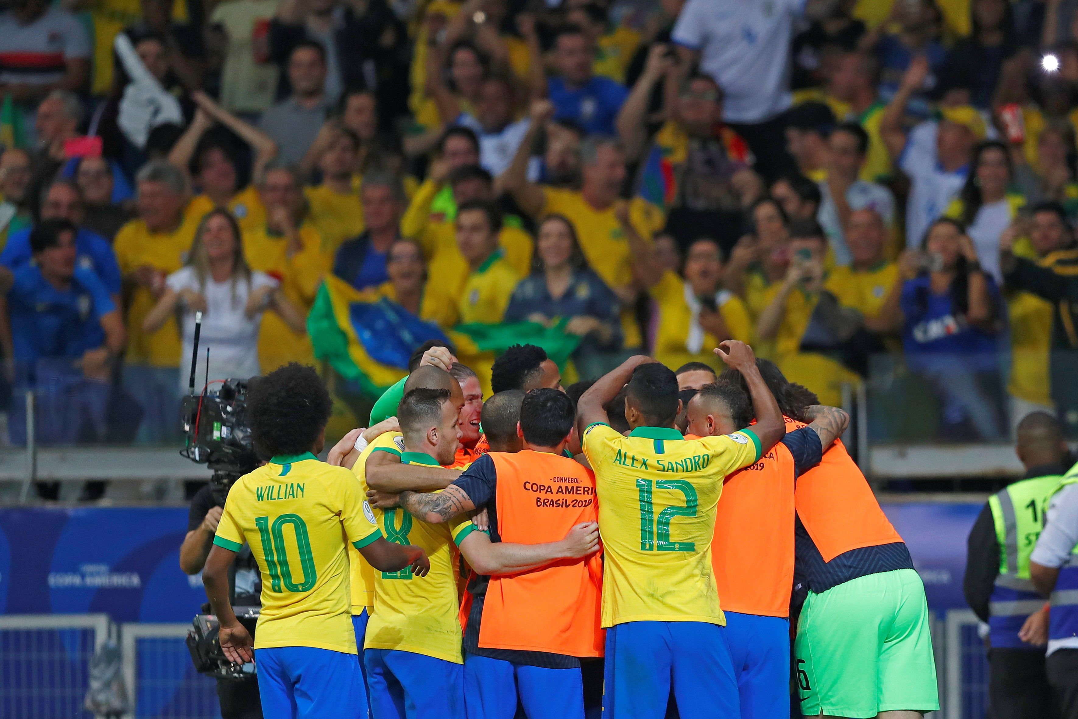 Jugadores de Brasil celebran el 2-0, durante el partido Brasil-Argentina de semifinales de la Copa América de Futbol 2019. (Foto Prensa Libre: EFE)
