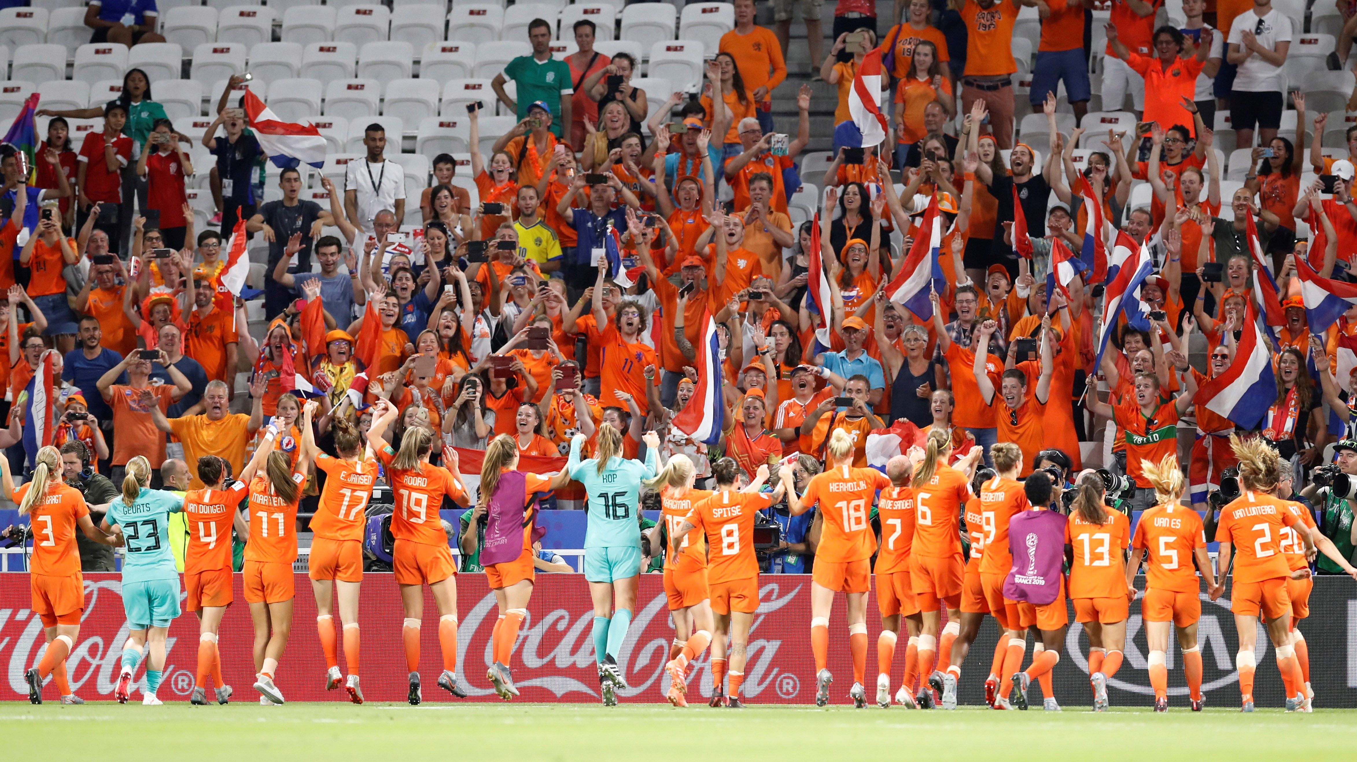 Las holandesas festejaron su pase a la gran final, junto a la afición. (Foto Prensa Libre: EFE)