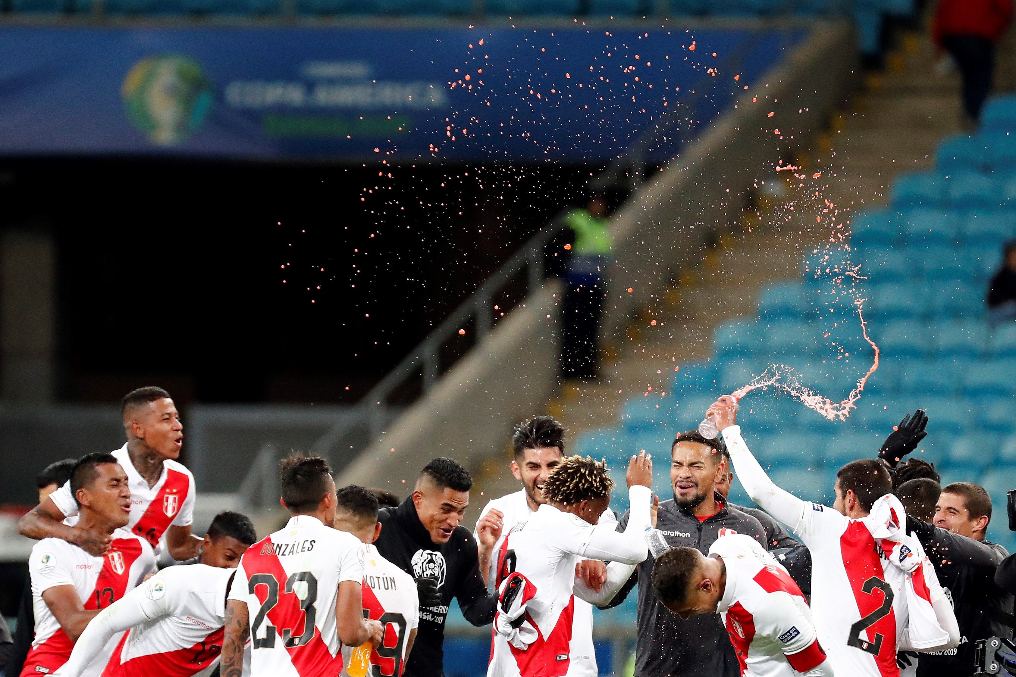 Jugadores de Perú celebran tras vencer a Chile, durante el partido Chile-Perú de semifinales de la Copa América de Fútbol 2019, en el Estadio Arena do Grêmio de Porto Alegre, Brasil, hoy 3 de julio de 2019. (Foto Prensa Libre: EFE)