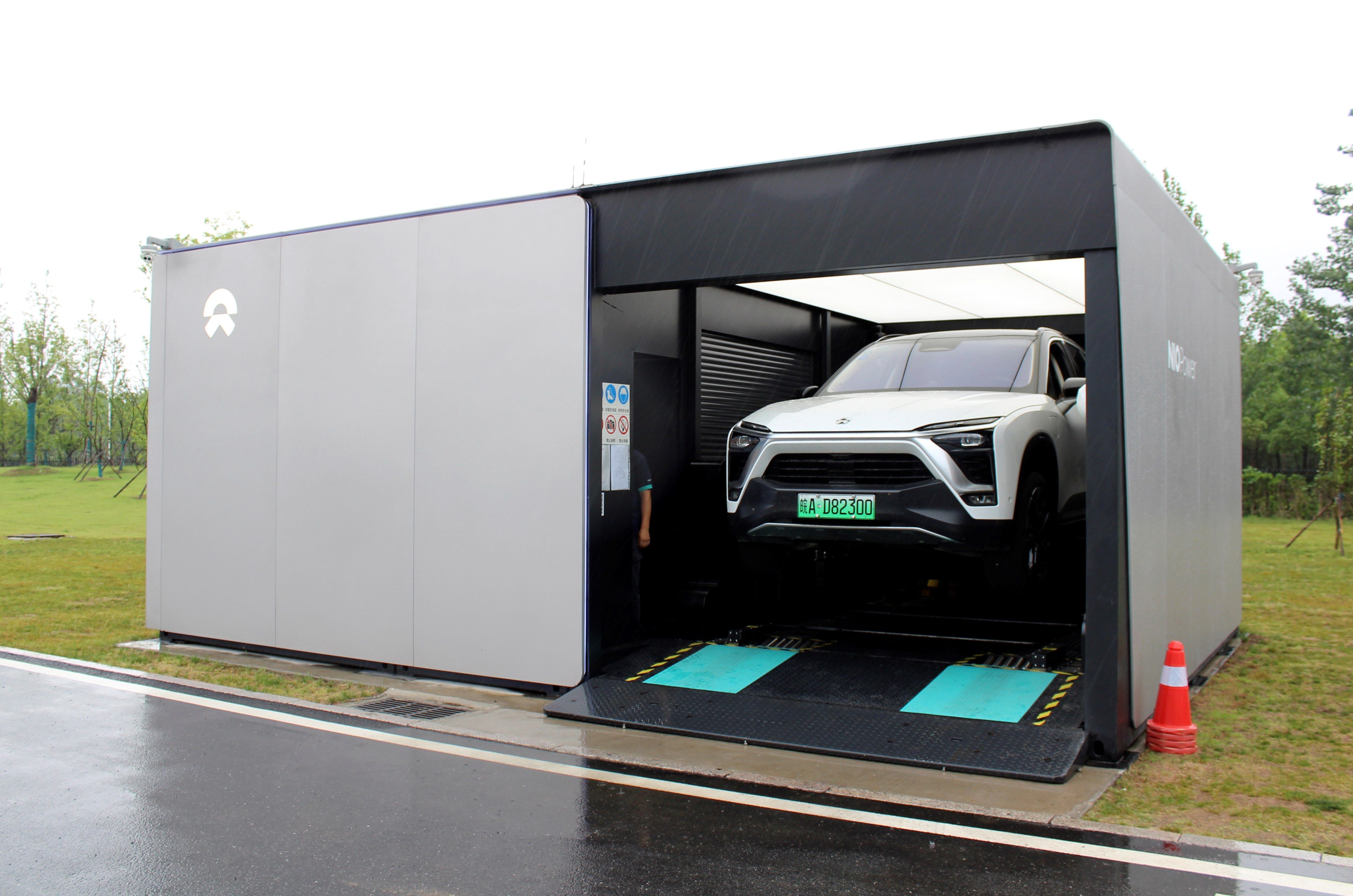 Vista de una estación de cambio de baterías en Hefei, en la que camiones de carga o chóferes que te llevan el coche hasta la estación más cercana son algunos de los sistemas implementados en China para fomentar la expansión de los vehículos eléctricos, y acabar así con la temida escasa autonomía. La marca de automóviles NIO presentó hace unos meses NIO Power, 