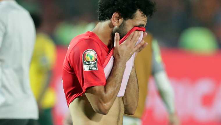 Mohamesd Salah está muy triste porque su equipo no llegó a la final de la Copa de África. (Foto Prensa Libre: EFE)