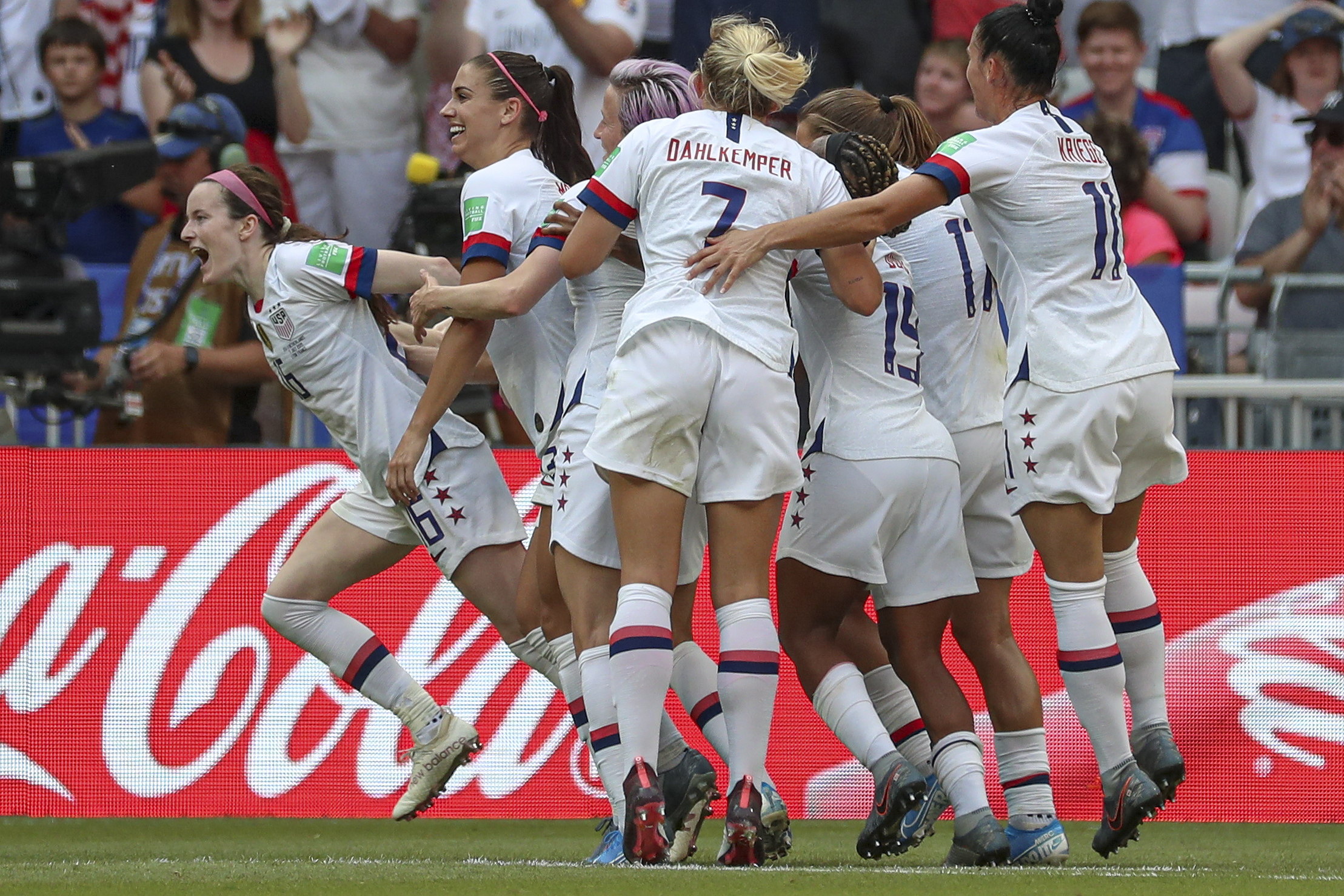 Rose Lavelle encabeza el festejo de Estados Unidos, después de haber marcado el segundo tanto en la final del mundial femenino de futbol contra Holanda (Foto Prensa Libre: EFE) 