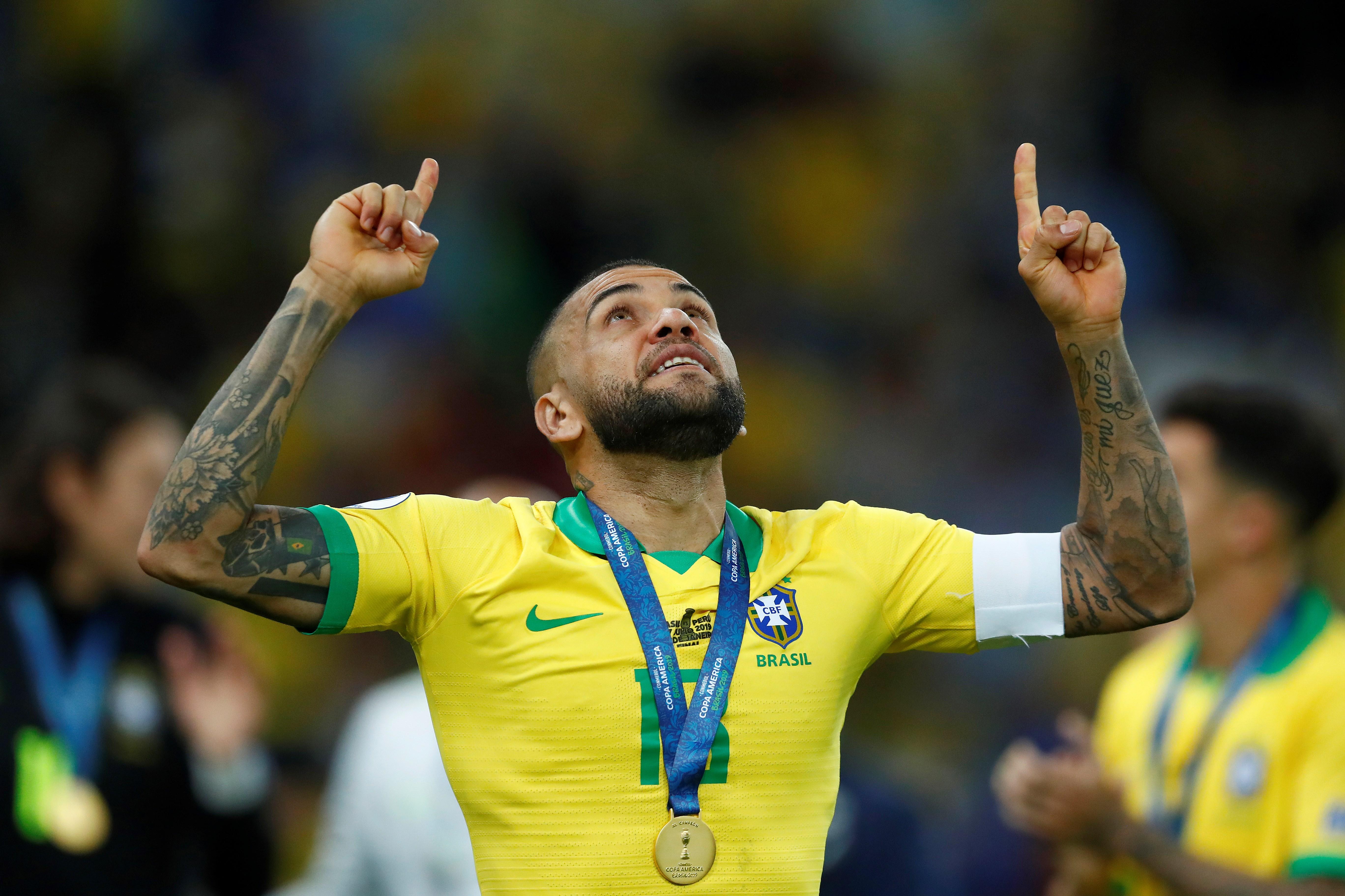 El jugador brasileño Dani Alves celebra el 7 de julio de 2019, tras ganar la Copa América 2019. (Foto Prensa Libre: EFE)