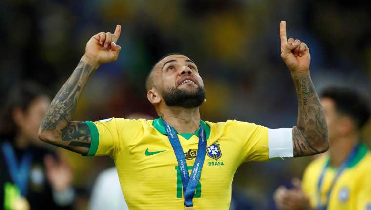 El jugador brasileño Dani Alves celebra el 7 de julio de 2019, tras ganar la Copa América 2019. (Foto Prensa Libre: EFE)