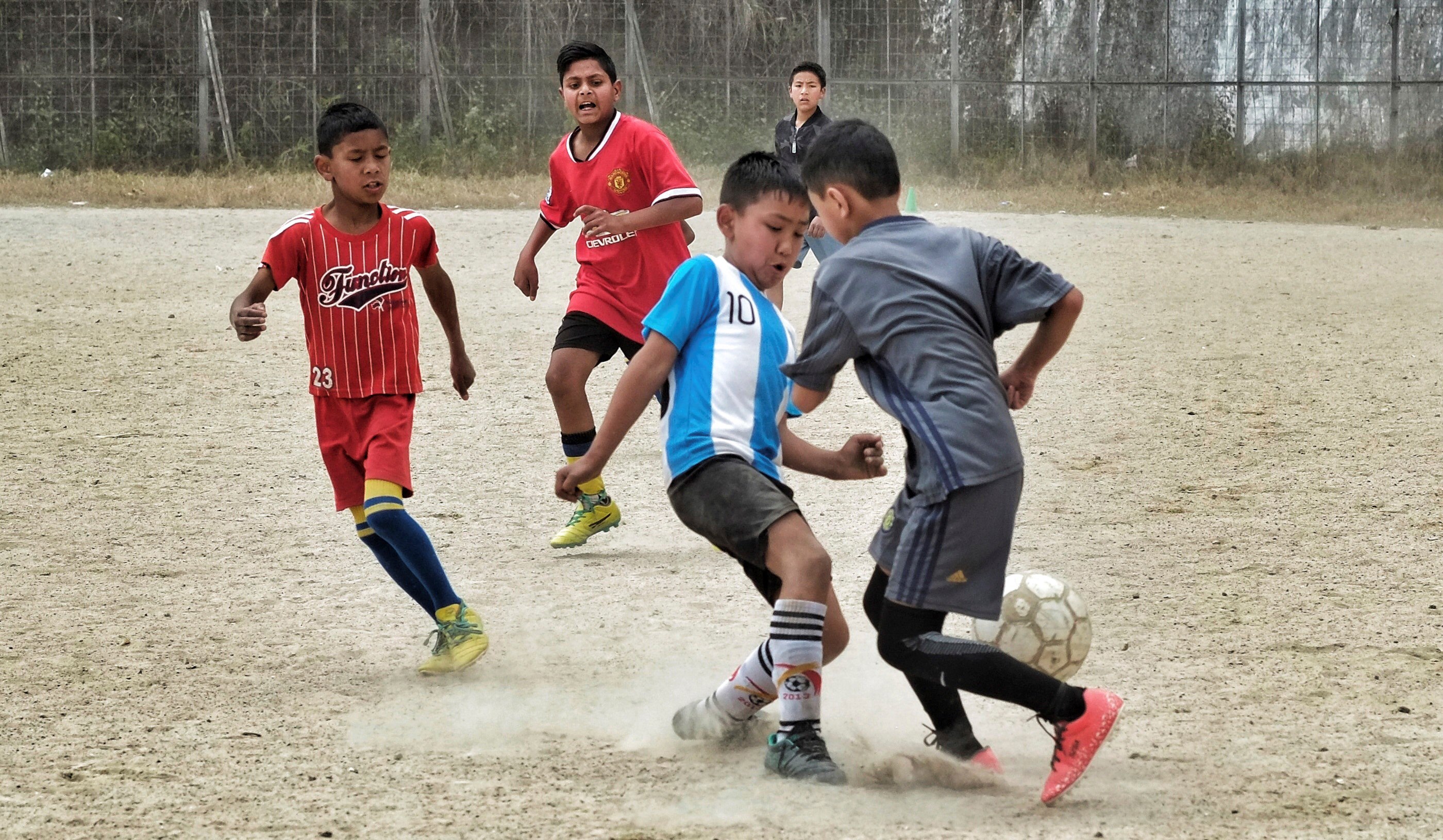 Niños juegan en un partido de futbol en la ciudad de Darjeeling (India), durante una prueba de talento de la ONG india Sudeva, que trabaja para cumplir el sueño de los niños que quieren ser futbolistas. (Foto Prensa Libre: EFE)