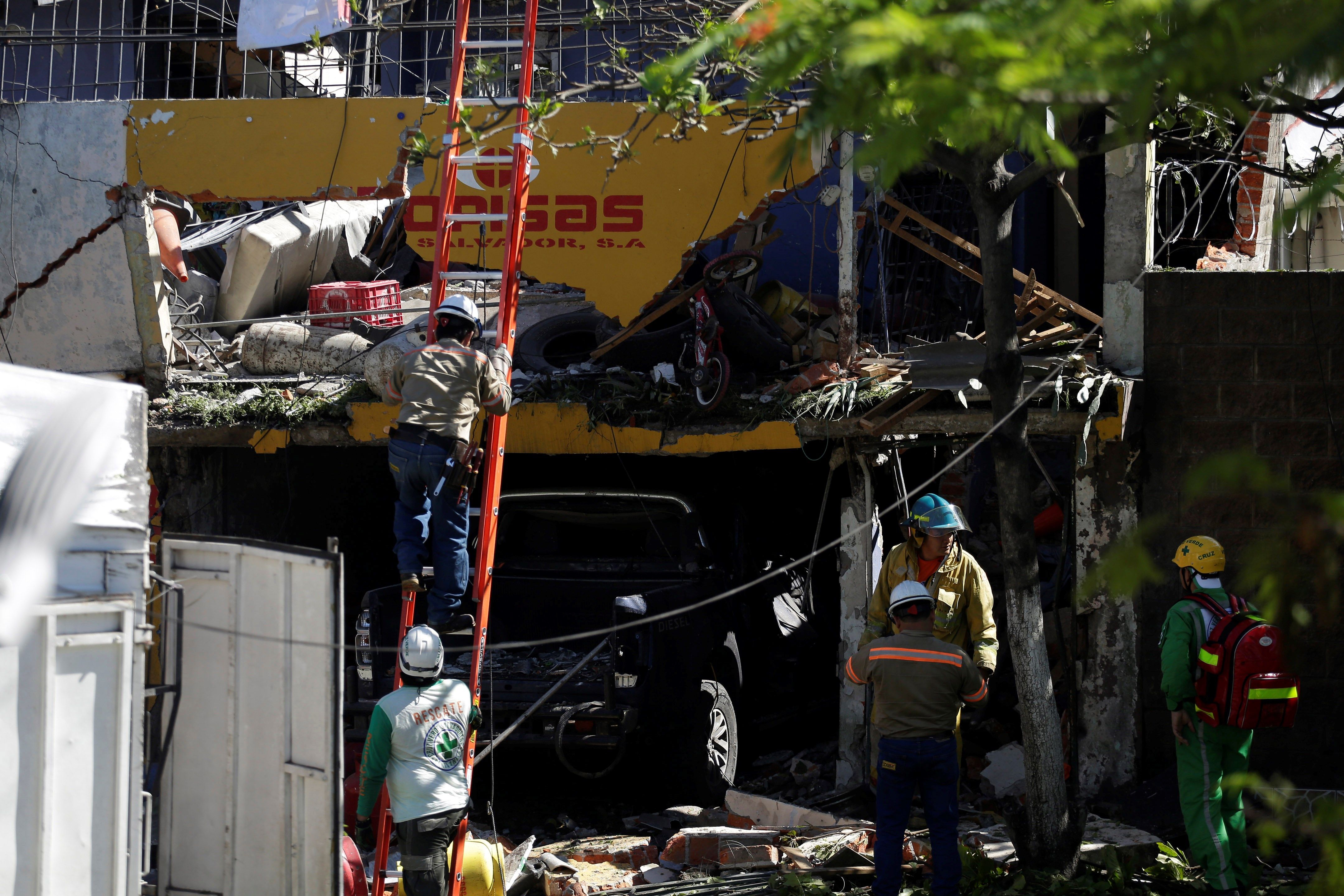 Al menos 3 muertos deja explosión de cilindros de gas propano en El Salvador.