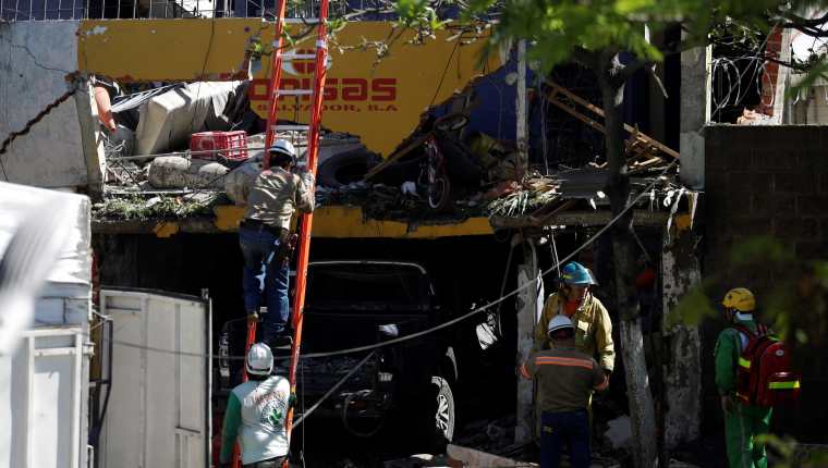 Al menos 3 muertos deja explosión de cilindros de gas propano en El Salvador.