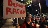 AME5886. CIUDAD DE MÉXICO (MÉXICO), 12/07/2019.- Una mujer sostiene una pancarta en la que se lee: "Deporten el racismo", durante una manifestación este viernes frente a la Embajada de Estados Unidos en Ciudad de México (México). Mexicanos deportados de Estados Unidos pidieron este viernes frente a la embajada de este país en Ciudad de México el cierre de los centros de detención de migrantes en los que, aseguraron, los mantienen retenidos en pésimas condiciones. En una concentración en la que se participaron alrededor de un centenar de representantes de asociaciones civiles y del Partido Demócrata de Estados Unidos en el extranjero, solicitaron, además, que se cumplan los derechos humanos de los mexicanos que residen en EE.UU. EFE/ Mario Guzmán
