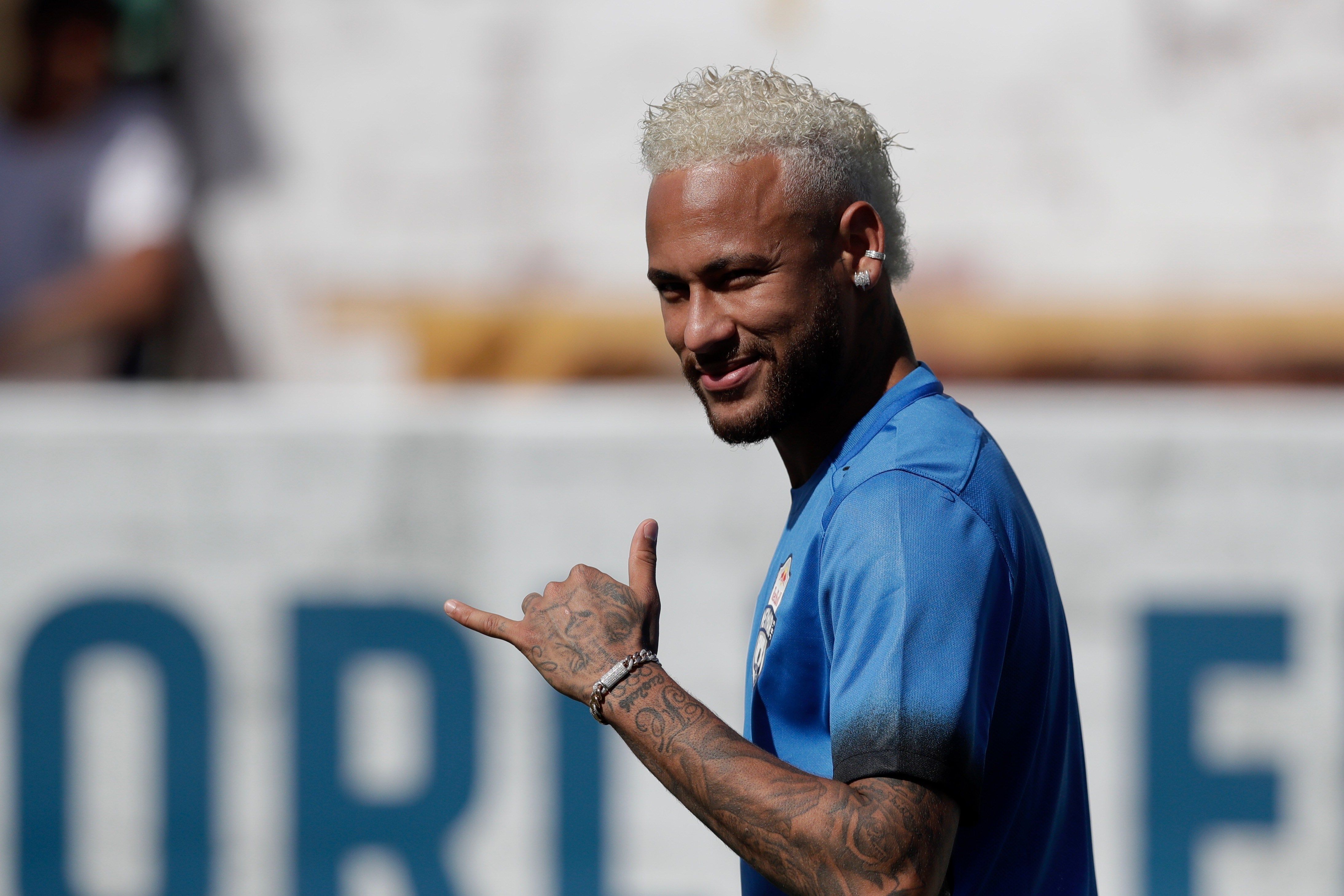 El futbolista brasileño Neymar participa en la final del torneo Red Bull Neymar Jr's Five, este sábado en Praia Grande, São Paulo (Brasil). (Foto Prensa Libre: EFE)