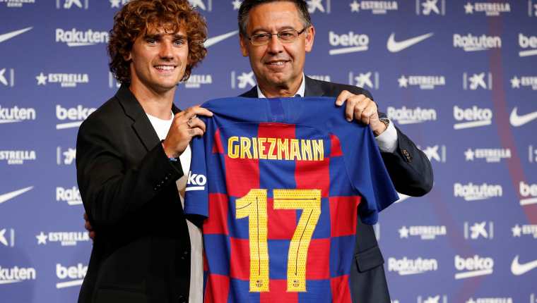 El delantero francés Antoine Griezmann (i) posa para los medios de comunicación con el presidente del club, Josep Maria Bartomeu en el Camp Nou tras firmar como jugador del F.C. Barcelona. (Foto Prensa Libre: EFE)