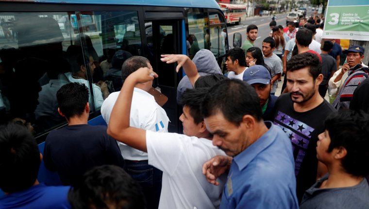 Un grupo de deportados sube a uno de los buses que facilita el Ministerio de Relaciones Exteriores para que sean trasladados a las terminales de buses. (Foto Prensa Libre. Hemeroteca PL)