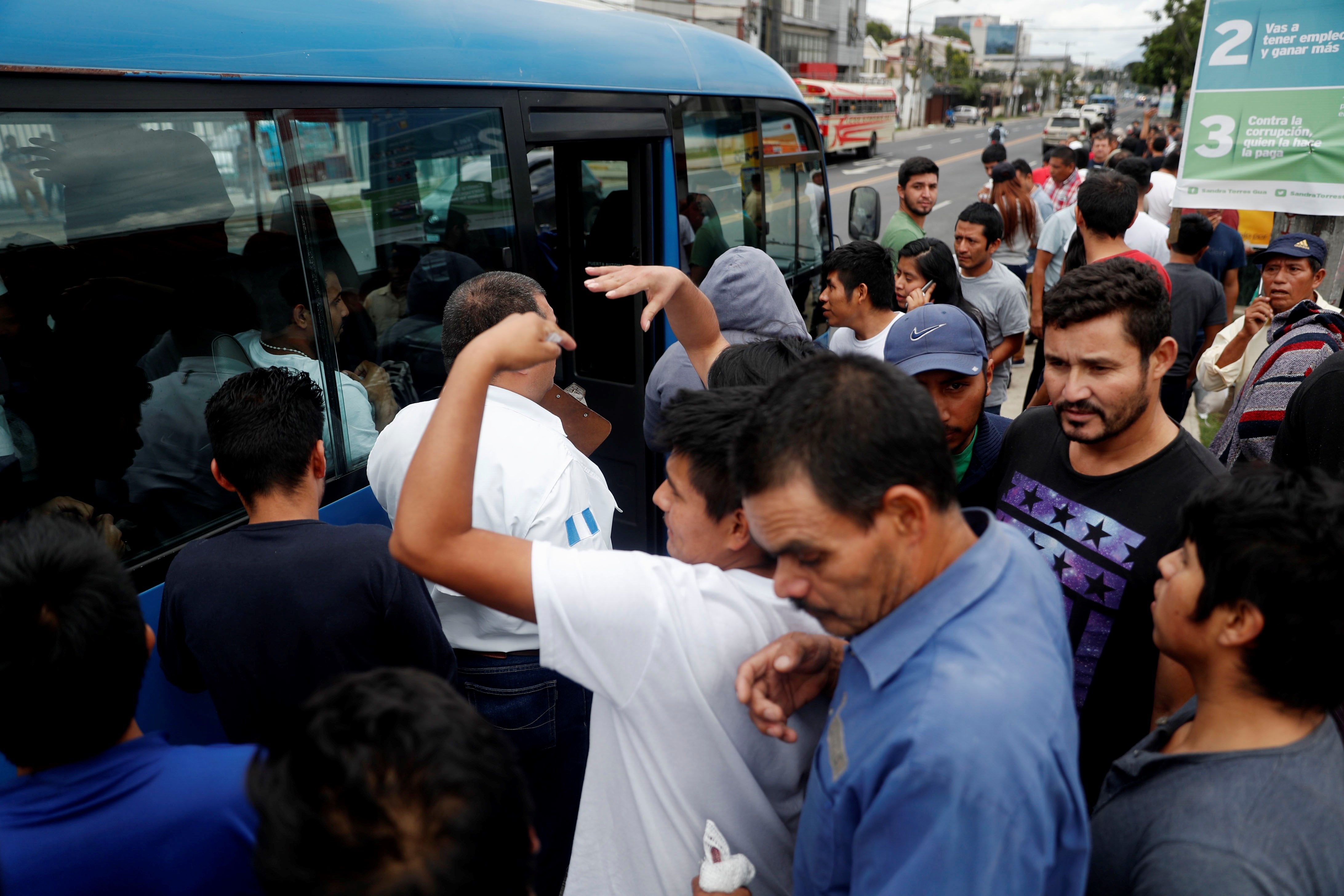 Un grupo de deportados sube a uno de los buses que facilita el Ministerio de Relaciones Exteriores para que sean trasladados a las terminales de buses. (Foto Prensa Libre. Hemeroteca PL)
