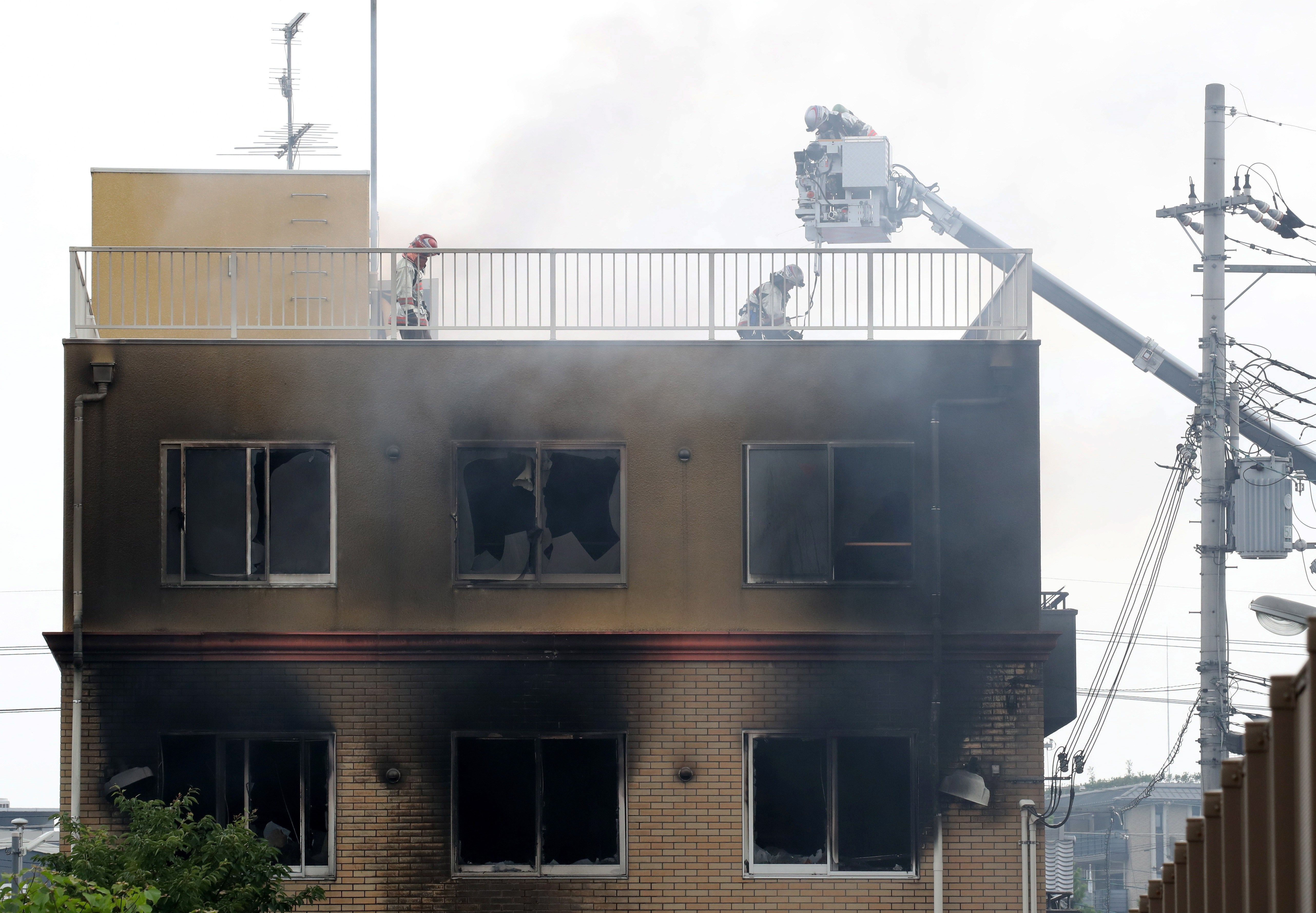 Varios bomberos trabajan en las labores de extinción de un incendio provocado en un edificio en Kyoto, Japón.  (Foto Prensa Libre: EFE)