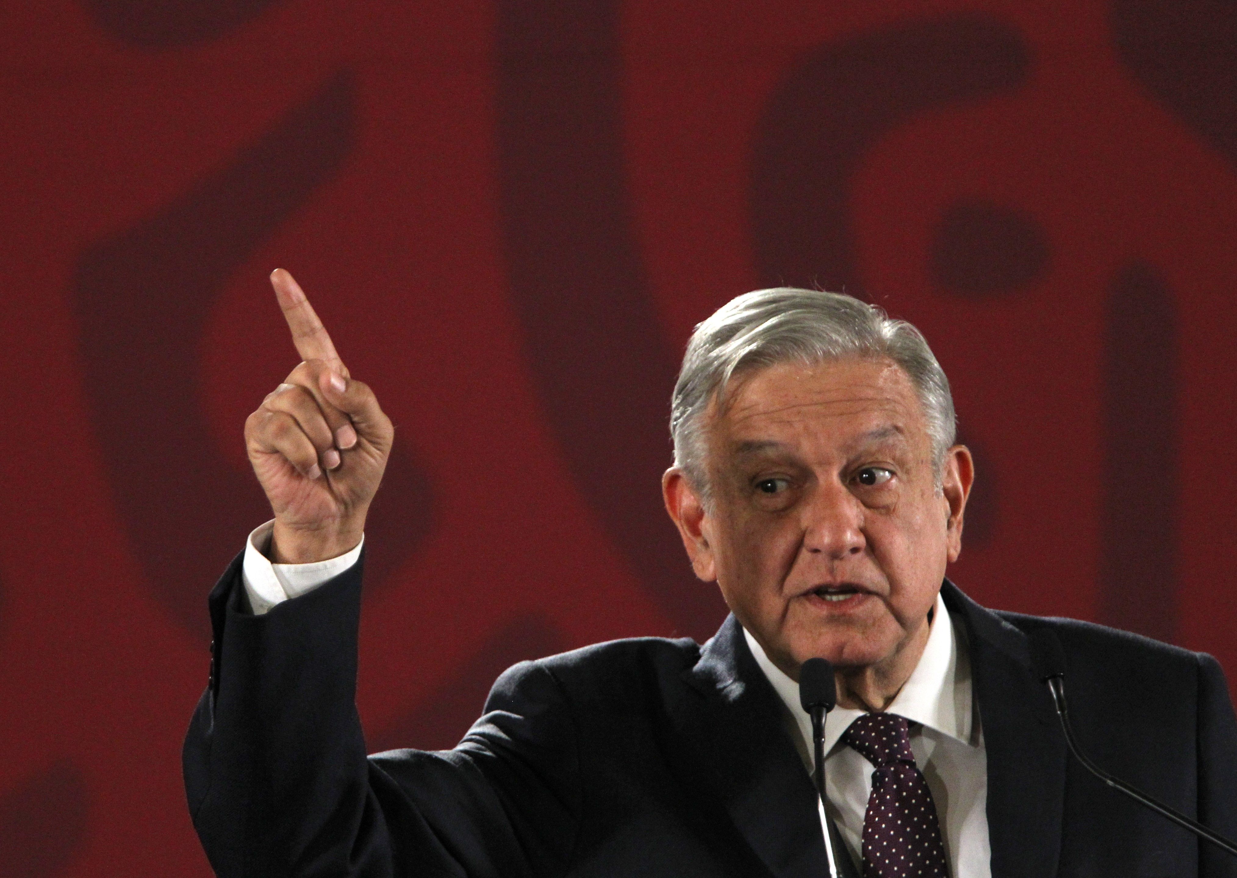 MEX7757. CIUDAD DE MÉXICO (MÉXICO), 19/07/2019.- El presidente de México, Andrés Manuel López Obrador, habla este viernes durante su rueda de prensa matutina, en el Palacio Nacional, en Ciudad de México (México). López Obrador anunció que, a fin de generar competencia, plantea exponer públicamente los bancos que cobran más y menos comisiones a los migrantes que envían remesas a sus familiares. EFE/ Mario Guzmán