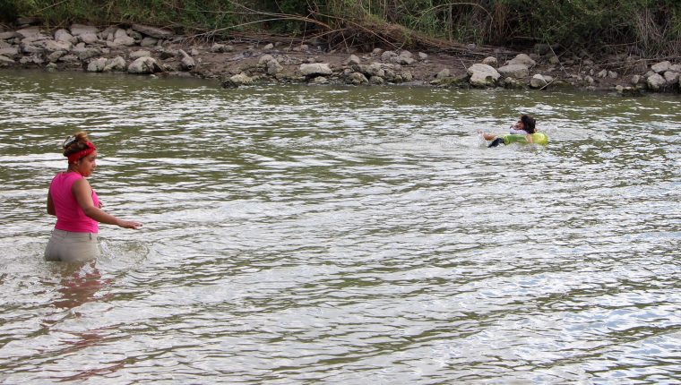 El Río Bravo hacia EE.UU. es uno de los puntos más usados por los migrantes para cruzar de México a Estados Unidos. (Foto Prensa Libre: EFE)