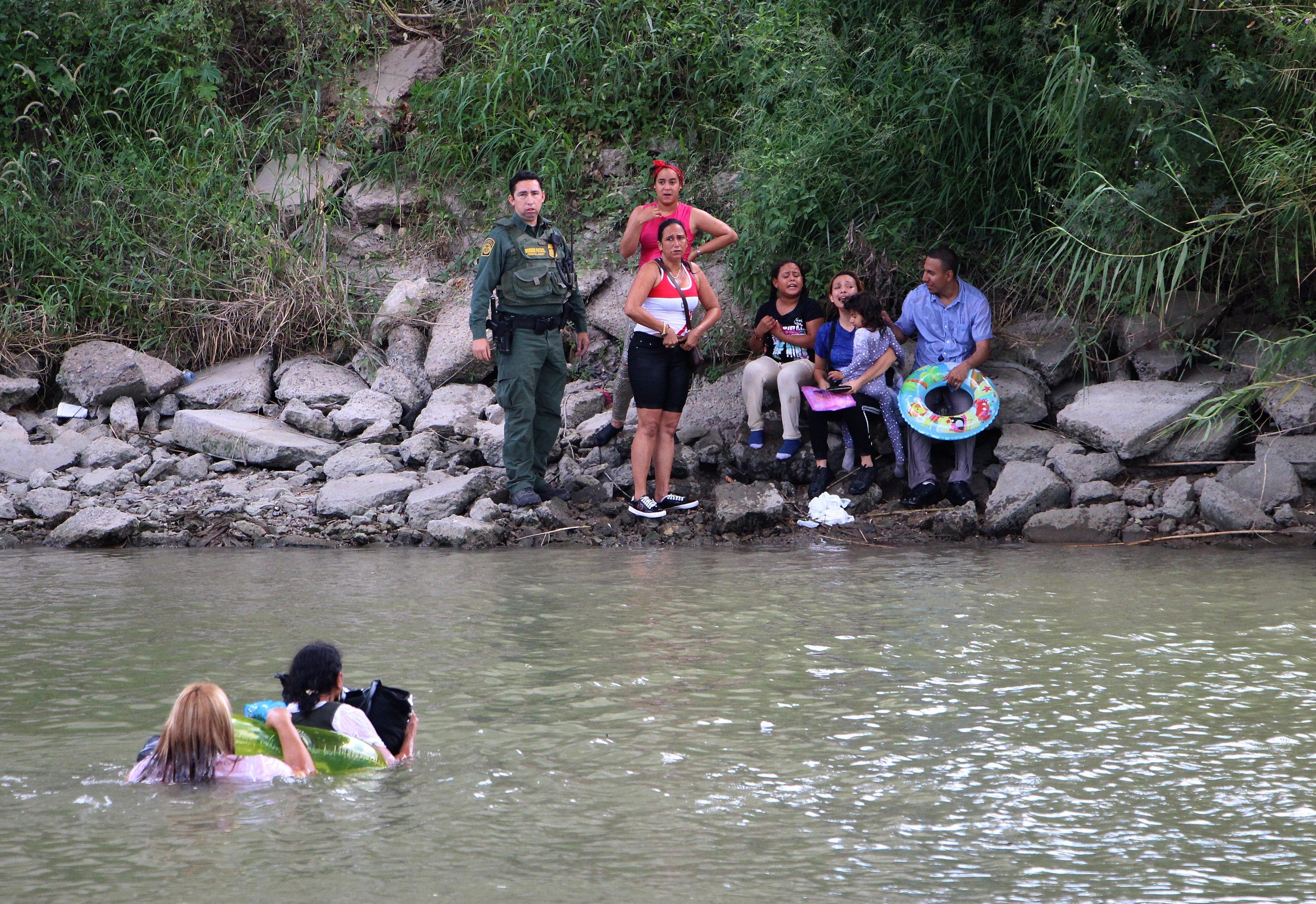 Las autoridades mexicanas aumentaron la vigilancia en las márgenes del río Bravo para inhibir a los migrantes que intentan cruzar a nado a Estados Unidos, informaron fuentes del Instituto Nacional de Migración. (Foto Prensa Libre: EFE)