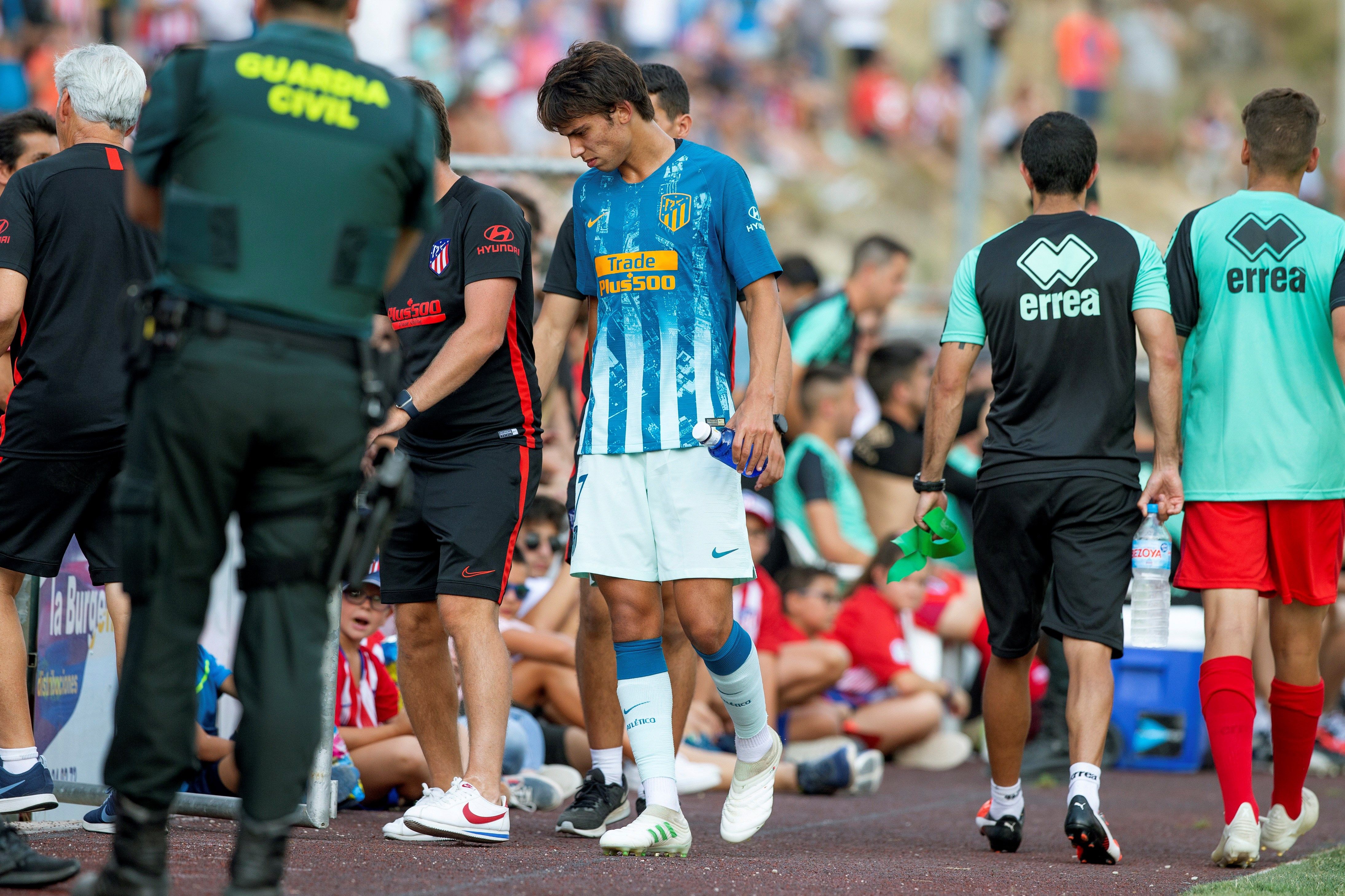 El delantero portugués del Atlético de Madrid João Félix se retira lesionado durante el partido amistoso del Torneo Memorial Jesús Gil que Atlético de Madrid y CD Numancia. (Foto Prensa Libre: EFE)